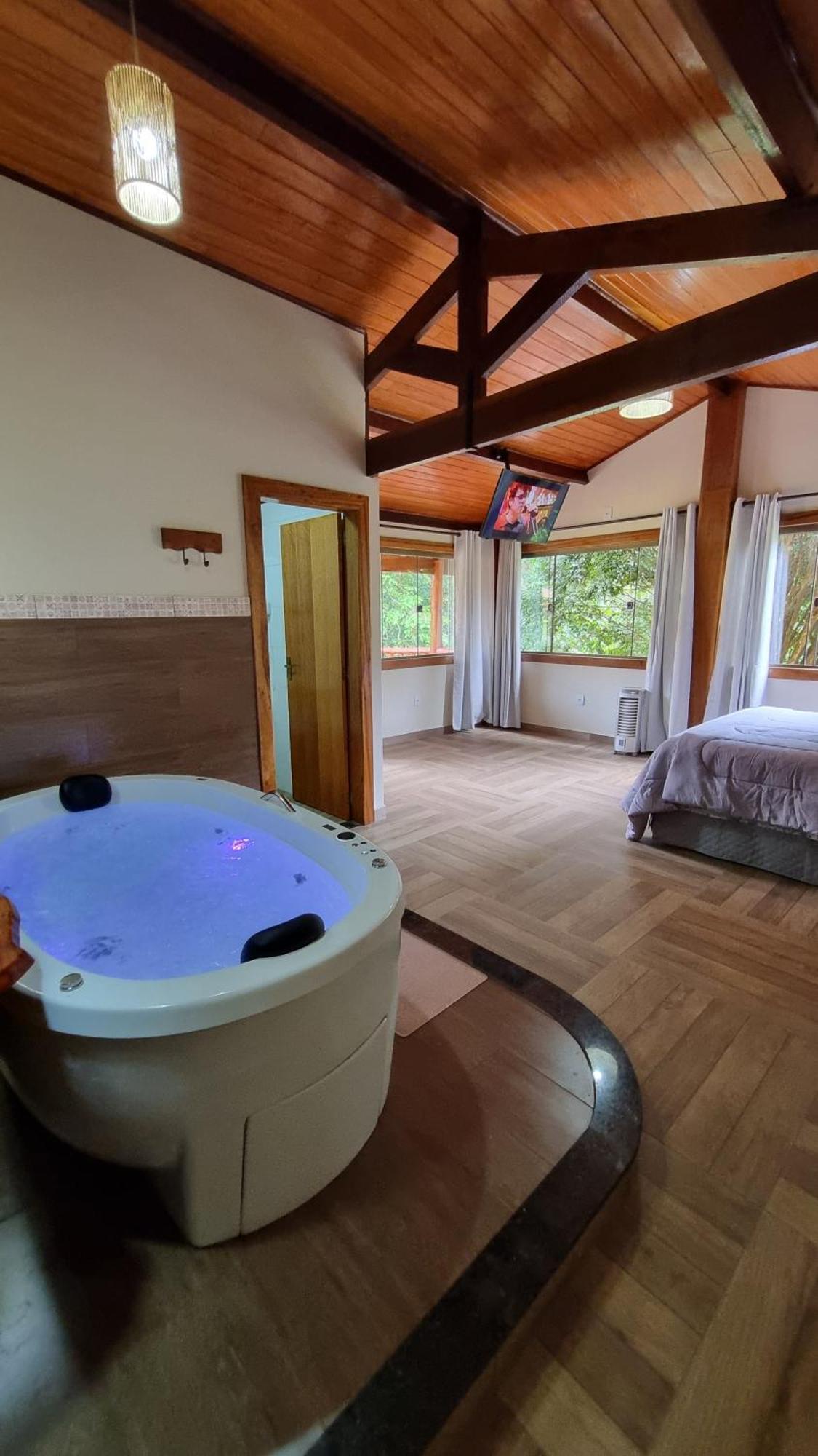 Quarto com Cama Queen-size e Banheira de Hidromassagem